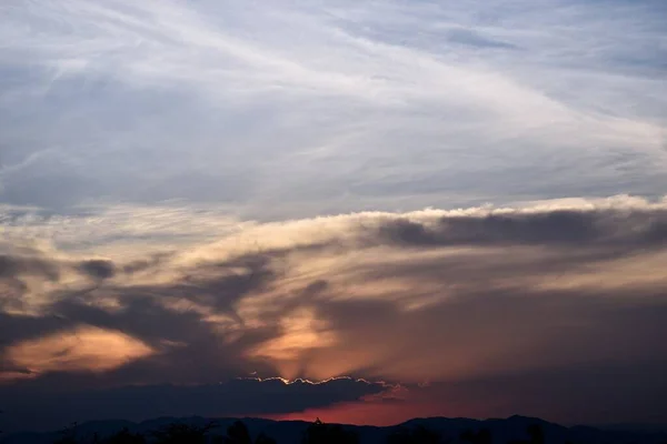 Silhouette Montagne Avec Beau Ciel Bleu Nuage Sombre Coucher Soleil — Photo