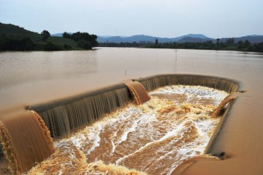 Yağmur mevsiminde baraj taşar, baraj taşar, barajlar ve sulama yapılır, Tayland