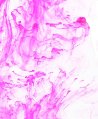 Suya yayılan pembe renkli mürekkep, beyaz arkaplanda renkli dumanlar.