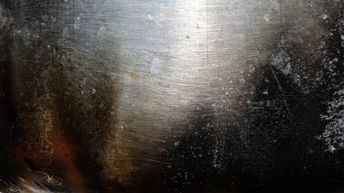 Yanık izleri ve çizik efekti olan kirli metal Grunge siyah-beyaz sıkıntı, metin ya da grafik tasarım için doku gümüş yüzeyde gölgeli kahverengi leke ve eğri nesne.
