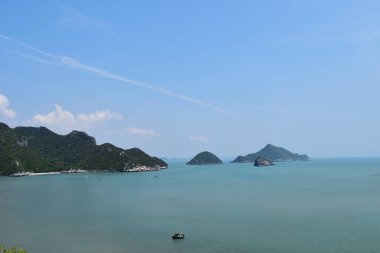 Gemi seyahat ediyor, denizdeki küçük ada mavi gökyüzü ve arka planda kabarık bulut, yukarıdan görüntü, Khao Sam Roi Yot Ulusal Parkı, Tayland 