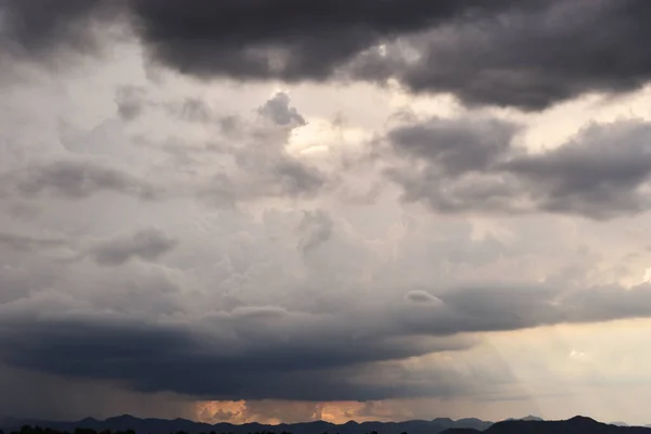 Grijze Wolk Hunk Formaties Tropische Hemel Boven Berg Met Regen — Stockfoto