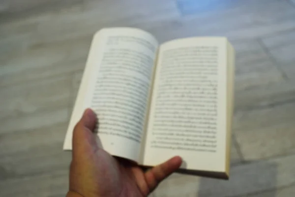 Immagine Sfocata Del Libro Spiegata Mano Umana Attività Lettura Viene — Foto Stock