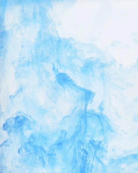 Biru Dengan Tinta Hijau Menyebar Dalam Air Berwarna Asap Kabur — Stok Foto