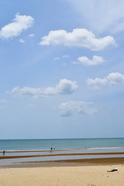 Strand Med Havet Slät Och Cumulus Moln Vacker Blå Himmel — Stockfoto