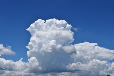 Kümülüs bulut oluşumları tropikal gökyüzünde, Nimbus hareketi, doğal fenomenlerden soyut arka plan ve gri bulutlar, Tayland
