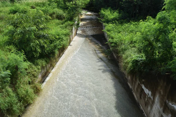 Wasser Fließt Vom Damm Den Bach Unten Wald Thailand — Stockfoto