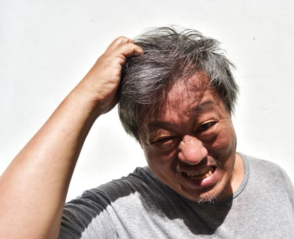 Den Medelålders Mannen Ser Deprimerad Och Har Grått Hår Asiatiska — Stockfoto