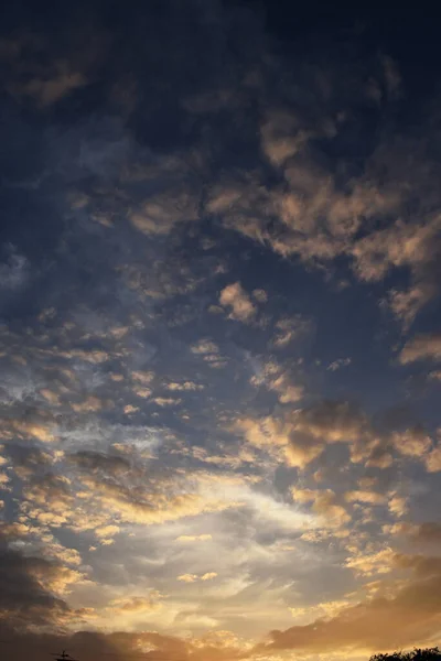 Пушистые Рассеянные Облака Закате Белые Хлопчатобумажные Облака Тропическом Голубом Небе — стоковое фото
