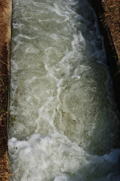 Espuma Branca Ondas Água Cor Verde Que Flui Chão Concreto — Fotografia de Stock