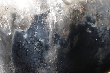 Yanık izleri ve Tırmık Etkisi, Grunge Siyah ve Beyaz Sıkıntı, gümüş metal yüzeyinde kahverengi leke, metin veya grafik tasarım için doku  