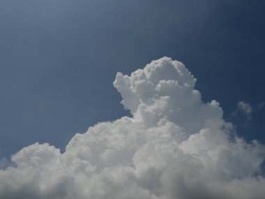 Kümülüs bulutu güzel mavi gökyüzünde gün ışığında, kabarık bulutlar tropikal bölgede