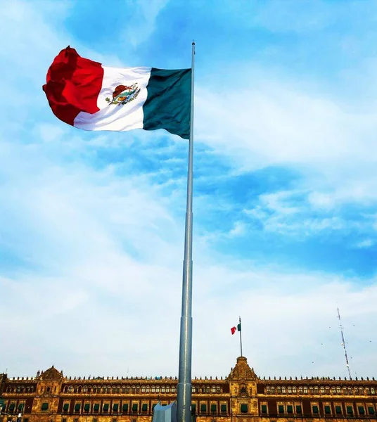 Bandera Mexicana Del Centro Histrico Ciudad Mxico Espaldas Observa Palacio — Φωτογραφία Αρχείου