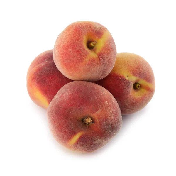 Şeftaliler beyaz arkaplanda izole edilmiş