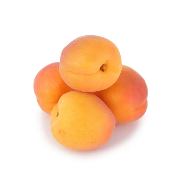 Kayısılar beyaz arkaplanda izole edilmiş