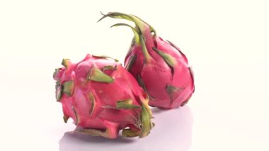 Pitahaya Ejder Meyvesi egzotik meyve beyaz arka plan
