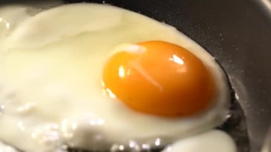 Sahanda yumurta. Yakın plan. 