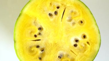 Yarım sarı karpuz 360 'da döner.