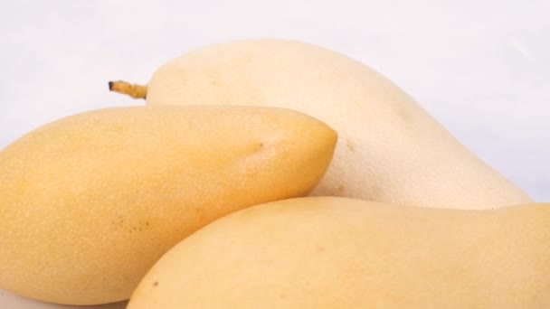 黄色エキゾチックな熱帯マンゴーフルーツ — ストック動画