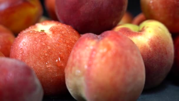 Doce Pêssegos Vermelhos Molhados Nectarinas — Vídeo de Stock
