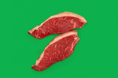 Renkli arka planda iki sığır filetosu.