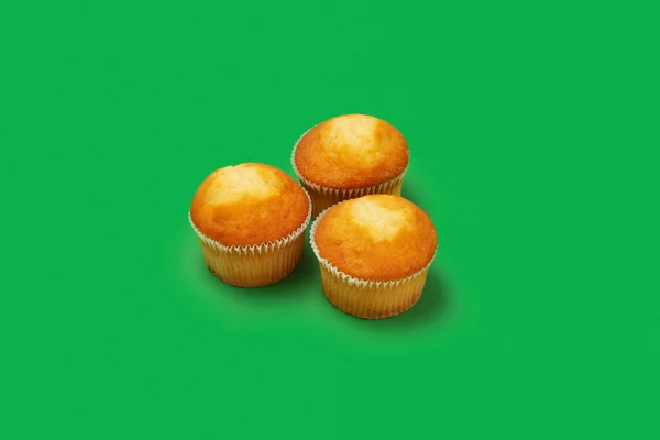 Renkli arka planda üç muffin.