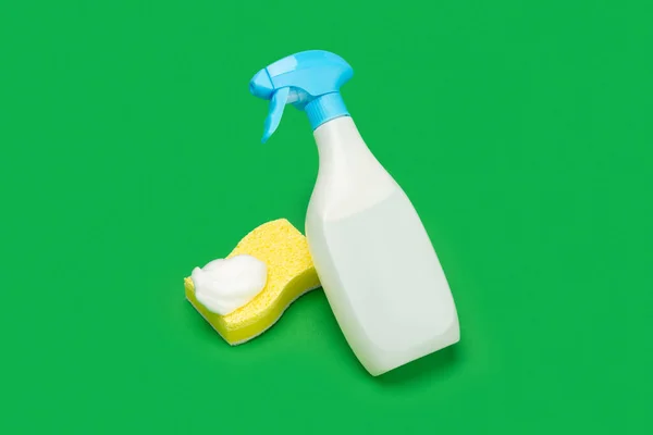 Sarı arka planda temizlik için deterjan.