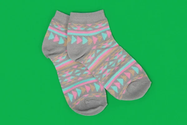 Renkli arka planda bir çift gri çorap