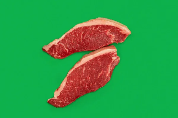 Renkli arka planda iki sığır filetosu.