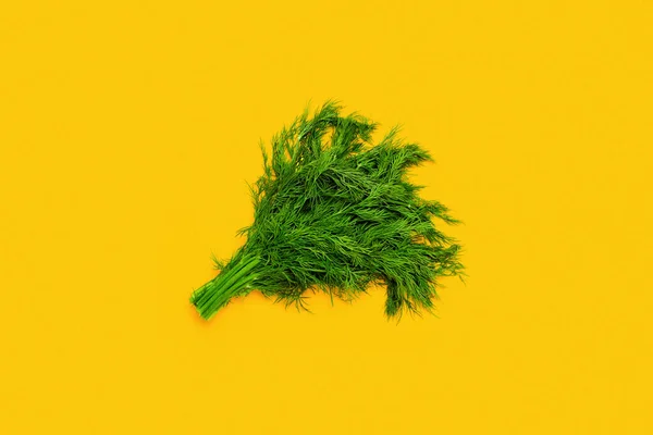 Куча Зеленой Петрушки Желтом Фоне — стоковое фото