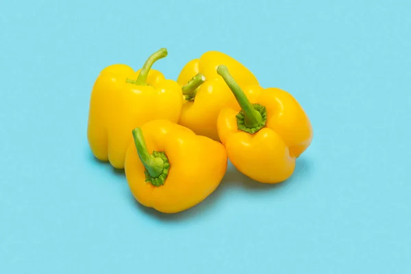 Mavi arka planda sarı dolma biber