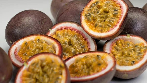 Egzotik tutku meyveleri. 