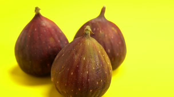 Спелые плоды инжира на столе — стоковое видео
