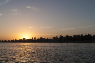 günbatımı Nil Nehri üzerinde