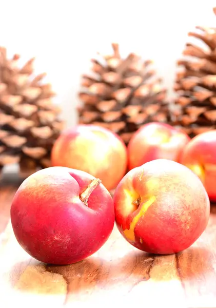 Ahşap arka planda taze şeftali