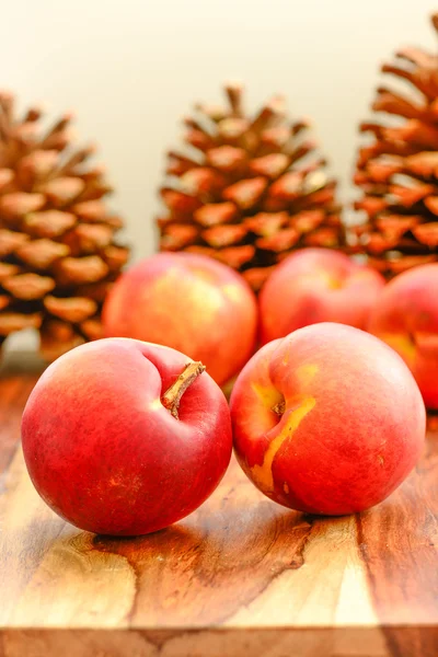 Ahşap arka planda taze şeftali