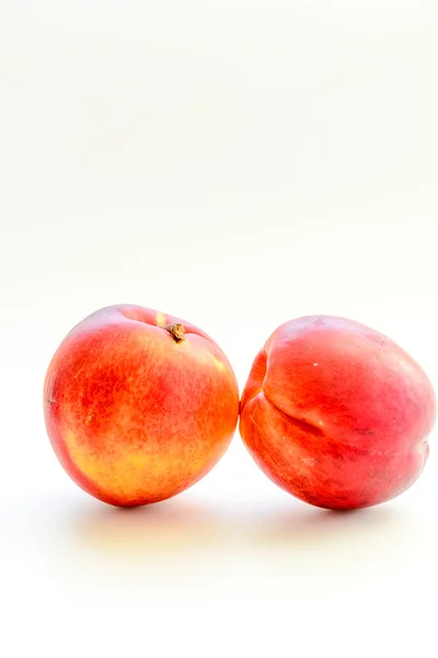 Beyaz arka planda taze şeftaliler