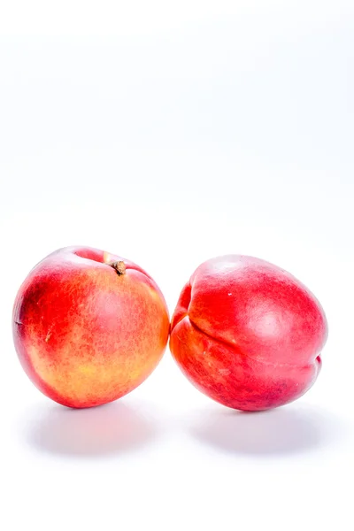 Beyaz arka planda taze şeftaliler