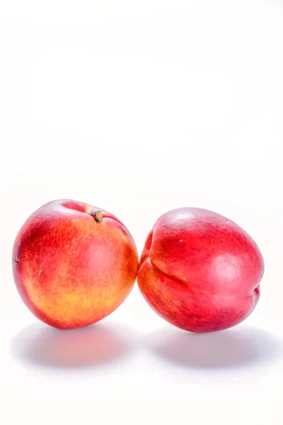 Beyaz arka planda taze şeftaliler