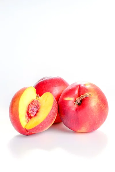 Beyaz arka planda taze şeftaliler