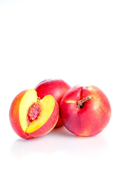 Beyaz arka planda taze şeftaliler