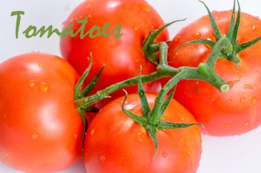 Beyaz arka planda yeşil yapraklı taze domatesler.