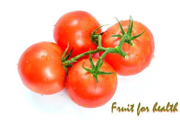 Beyaz arka planda yeşil yapraklı taze domatesler.