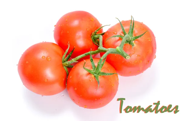 Beyaz arka planda yeşil yapraklı taze domatesler.