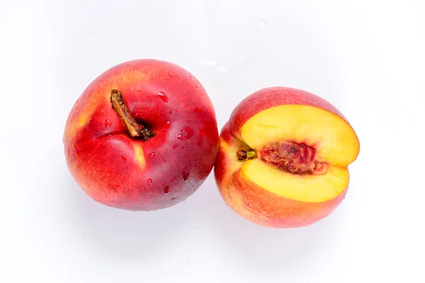 Beyaz arka planda taze şeftaliler