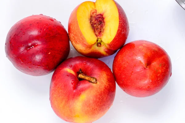 Beyaz arka planda taze şeftaliler