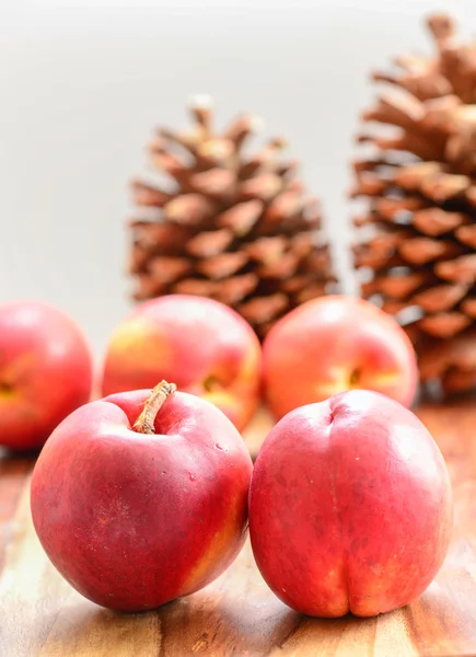 Ahşap arka planda taze şeftali