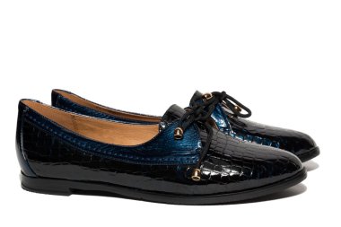 Beyaz arka planda kadın ayakkabıları