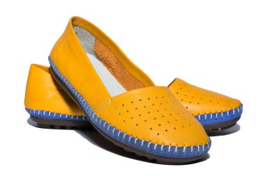 beyaz arkaplanda ayakkabılar