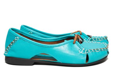 beyaz arkaplanda ayakkabılar